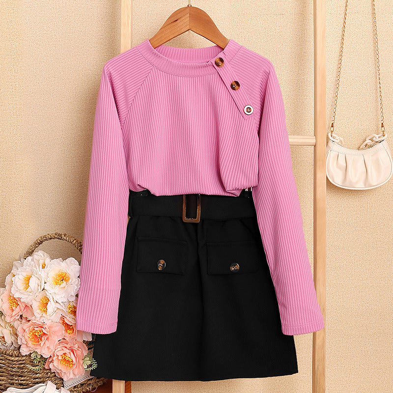 Blusa acanalado rosa con botones,  pollera negro y cinto