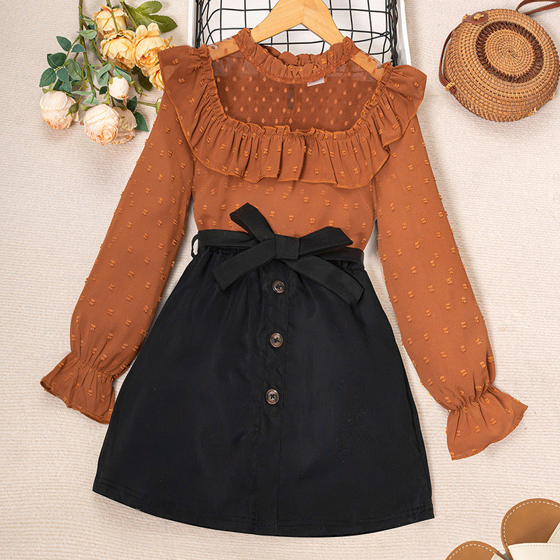 Blusa con volados, pollera negro y cinto