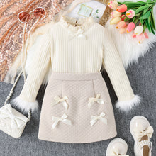 Carregar imagem no visualizador da galeria, Blusa crema con mangas peludas y pollera  con moños
