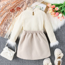 Carregar imagem no visualizador da galeria, Blusa crema con mangas peludas y pollera  con moños
