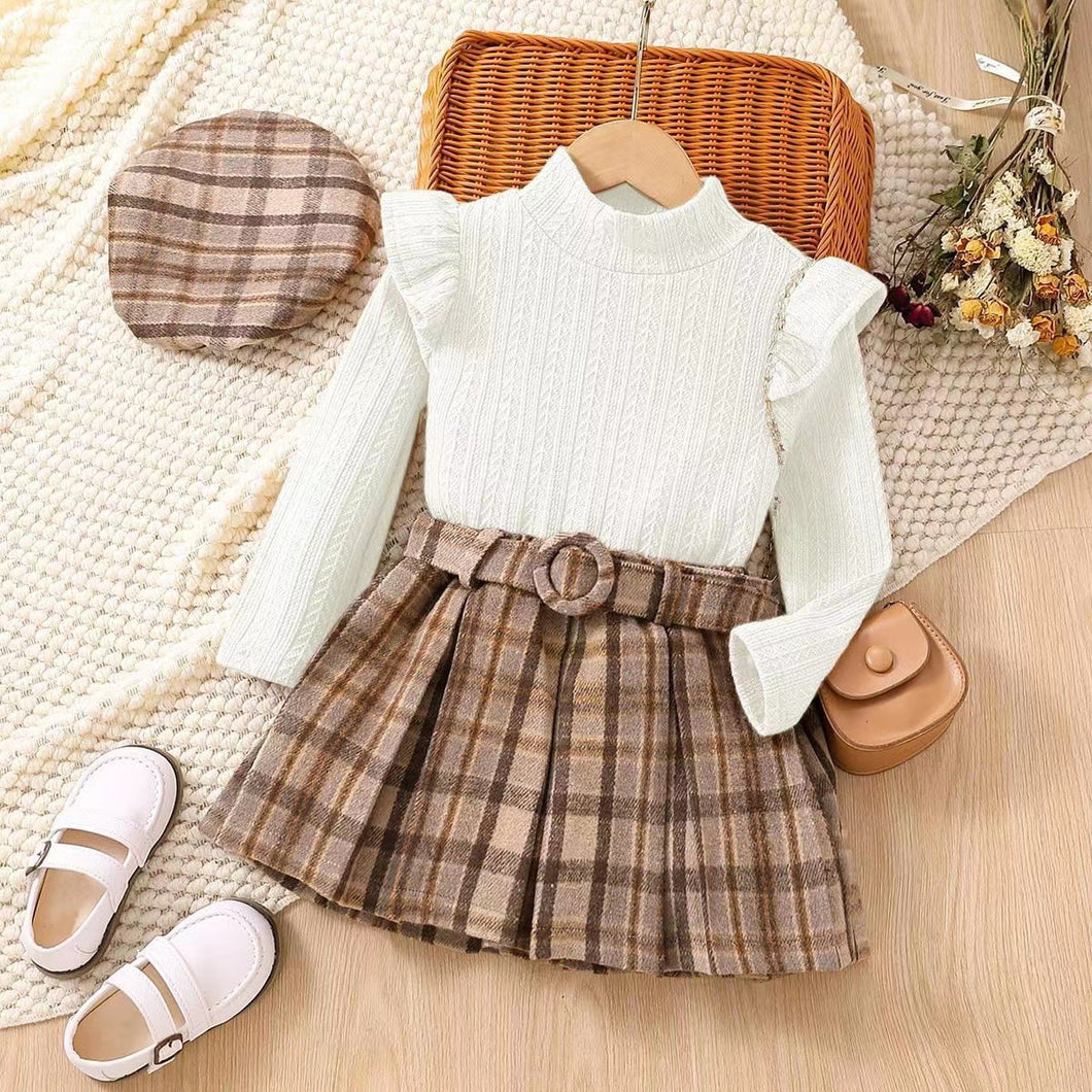 Blusa crema  con volados, pollera cuadrille marrón con boina y cinto