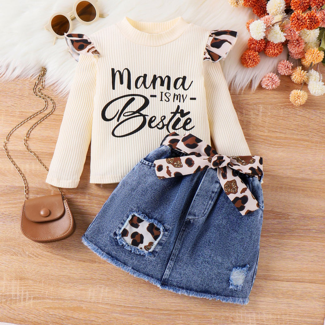 Blusa crema con volado y pollera jeans con cinto de animal print