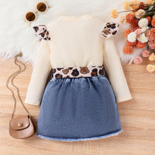 Carregar imagem no visualizador da galeria, Blusa crema con volado y pollera jeans con cinto de animal print
