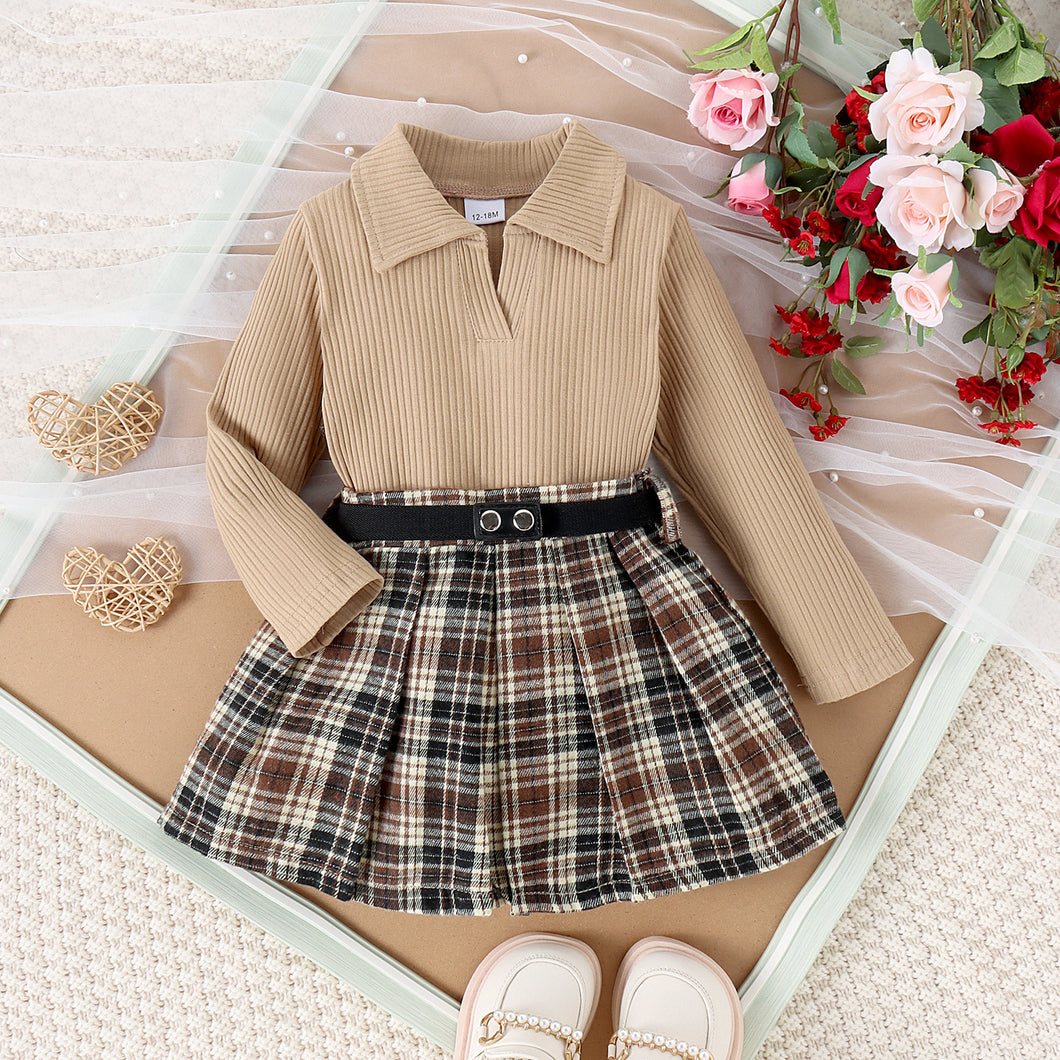 Blusa acanalado con cuello y pollera cuadrille con cinto