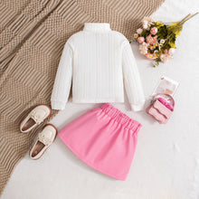 Cargar imagen en el visor de la galería, Blusa blanca con relieve y pollera de cuerina rosa
