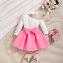Carregar imagem no visualizador da galeria, Blusa blanca con detalle en el hombro y pollera rosa con moño
