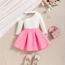 Carregar imagem no visualizador da galeria, Blusa blanca con detalle en el hombro y pollera rosa con moño

