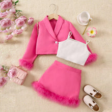 Carregar imagem no visualizador da galeria, Crop blanco con campera y pollera pink con detalles peludos
