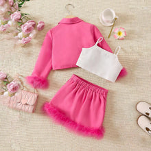 Carregar imagem no visualizador da galeria, Crop blanco con campera y pollera pink con detalles peludos
