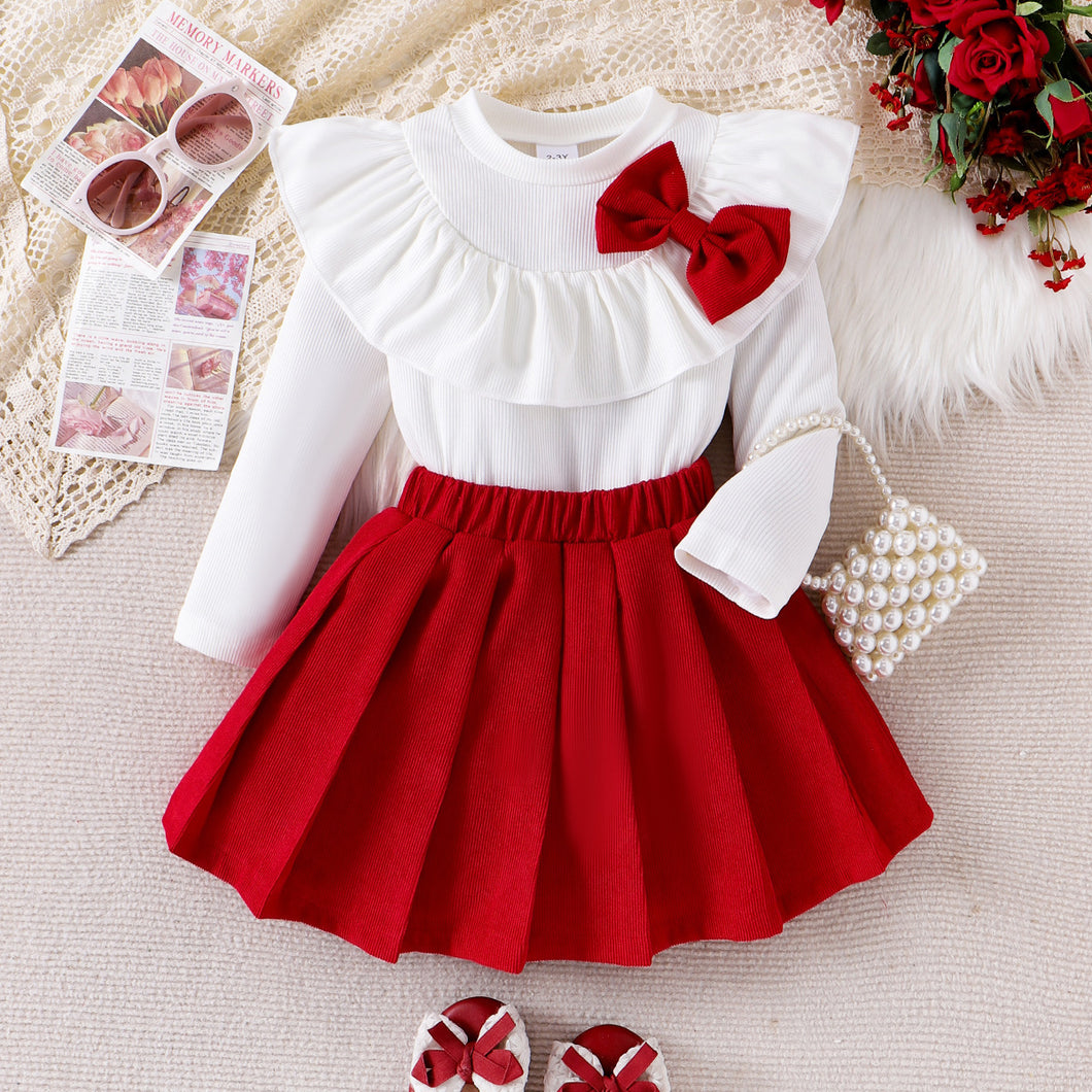 Blusa blanca con volados y pollera tableada roja