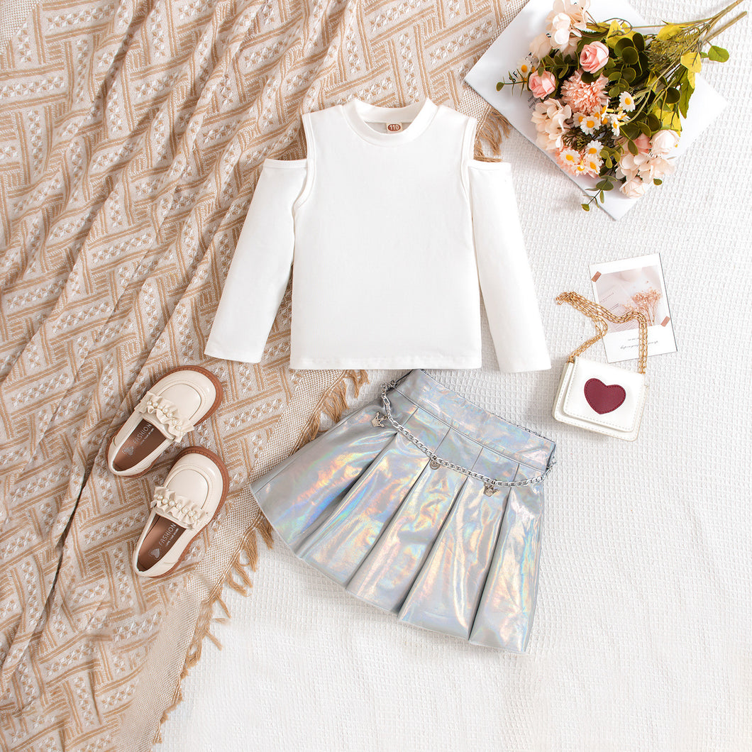 Blusa blanca y pollera tableada plateado con cinto