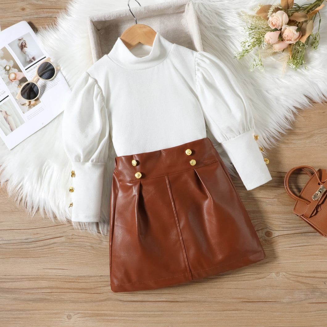 Blusa blanca cuello alto y pollera de cuerina