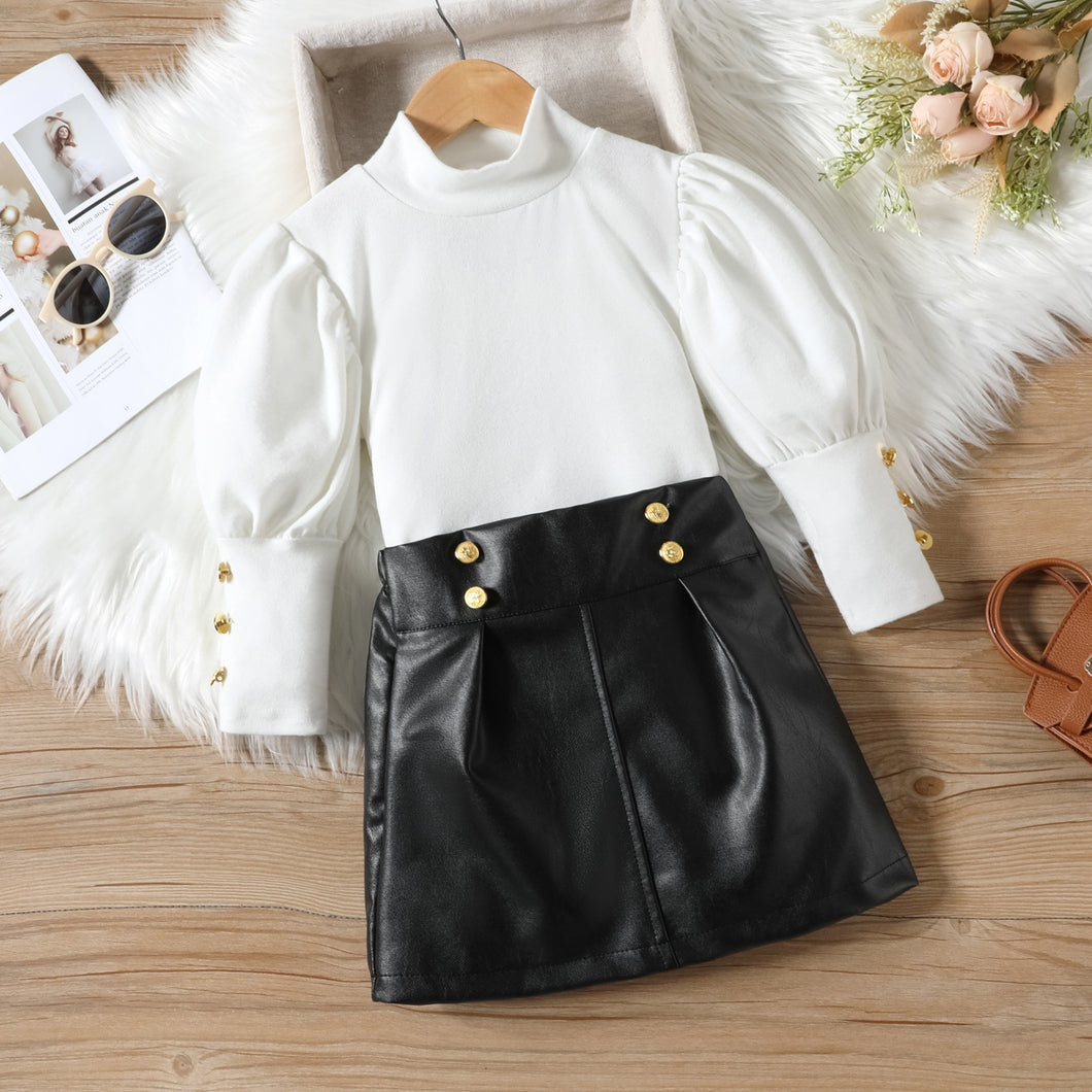 Blusa blanca cuello alto y pollera de cuerina