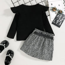 Cargar imagen en el visor de la galería, Blusa con volado y pollera de hilo negro con porchete
