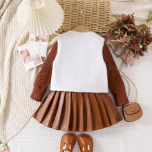 Cargar imagen en el visor de la galería, Blusa marrón con chaleco blanco peludo y pollera tableado de cuerina
