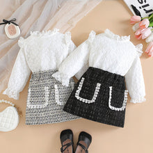 Cargar imagen en el visor de la galería, Blusa blanca con bordados y pollera de hilo cuadrille con encajes
