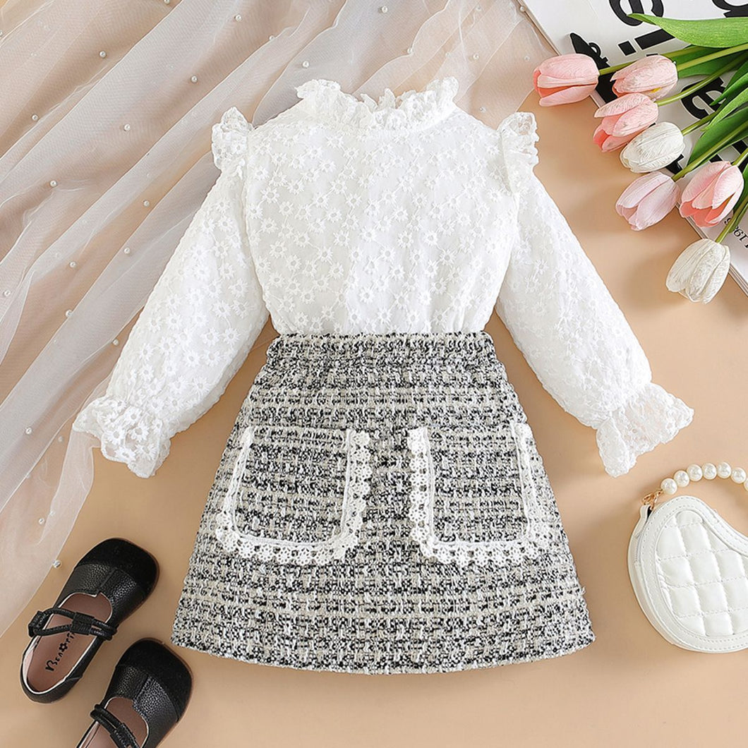 Blusa blanca con bordados y pollera de hilo cuadrille gris
