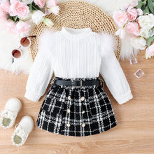 Cargar imagen en el visor de la galería, Blusa blanca con detalles peludos y pollera de hilo cuadrille negro con cinto
