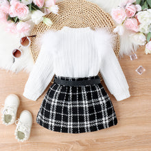 Cargar imagen en el visor de la galería, Blusa blanca con detalles peludos y pollera de hilo cuadrille negro con cinto
