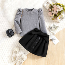 Carregar imagem no visualizador da galeria, Blusa gris manga abullonada y pollera negra con cinto
