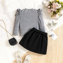Carregar imagem no visualizador da galeria, Blusa gris manga abullonada y pollera negra con cinto

