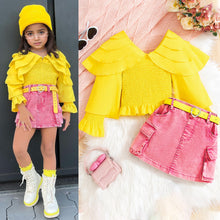 Cargar imagen en el visor de la galería, Blusa engomado amarillo con volados escalonados y pollera jeans rosa con cinto
