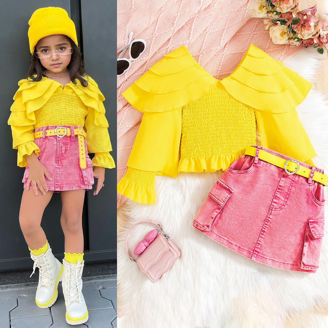 Blusa engomado amarillo con volados escalonados y pollera jeans rosa con cinto