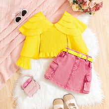 Cargar imagen en el visor de la galería, Blusa engomado amarillo con volados escalonados y pollera jeans rosa con cinto
