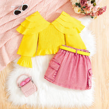 Cargar imagen en el visor de la galería, Blusa engomado amarillo con volados escalonados y pollera jeans rosa con cinto
