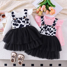 Cargar imagen en el visor de la galería, Blusa con volados y jardinera de Vaca con tutu negro
