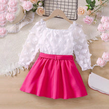 Cargar imagen en el visor de la galería, Blusa de tul blanco con flores y pollera pink con cinto
