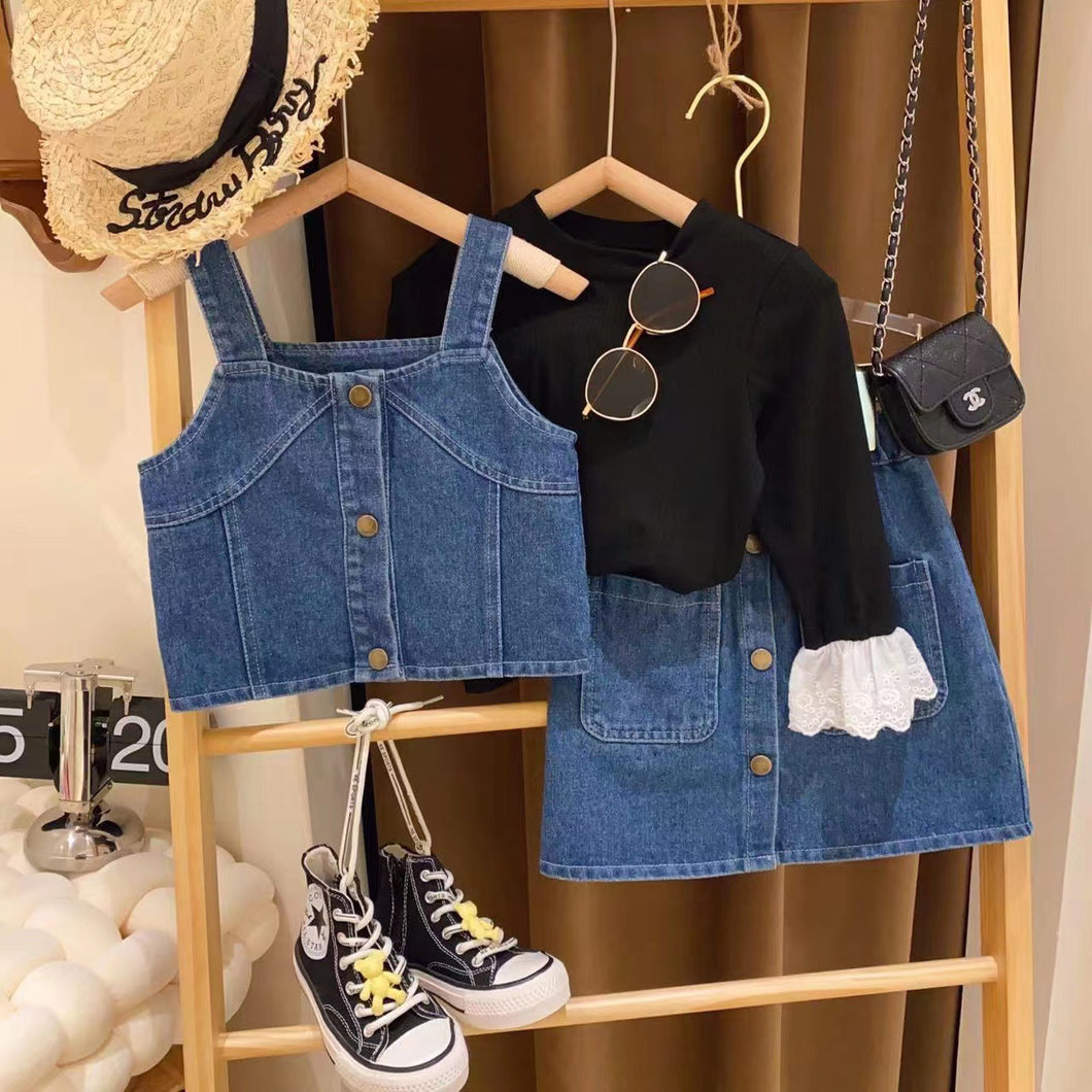 Blusa negra con detalles broderie en la manga, chaleco y pollera en jeans