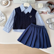 Carregar imagem no visualizador da galeria, Camisa celeste a rayas con chaleco de hilo y pollera tableado azul marino
