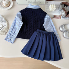 Carregar imagem no visualizador da galeria, Camisa celeste a rayas con chaleco de hilo y pollera tableado azul marino
