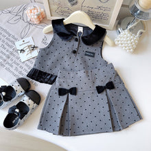 Cargar imagen en el visor de la galería, Chaleco y pollera gris con estampas de corazones,moños negro
