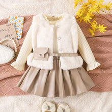 Cargar imagen en el visor de la galería, Blusa crema con chaleco peludo y pollera de cuerina beige con porchete
