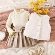 Cargar imagen en el visor de la galería, Blusa crema con chaleco peludo y pollera de cuerina beige con porchete
