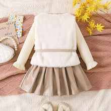 Cargar imagen en el visor de la galería, Blusa crema con chaleco peludo y pollera de cuerina beige con porchete
