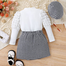 Cargar imagen en el visor de la galería, Blusa blanca con mangas abullonadas con pollera y boina cuadrille negro
