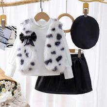 Cargar imagen en el visor de la galería, Blusa blanca con chaleco peludo con pollera y boina de cuerina negro
