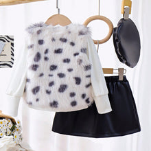 Cargar imagen en el visor de la galería, Blusa blanca con chaleco peludo con pollera y boina de cuerina negro
