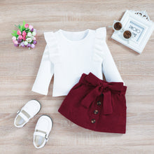 Cargar imagen en el visor de la galería, Blusa con volado blanco y pollera con cinto bordo
