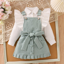 Cargar imagen en el visor de la galería, Camisa con volado blanco y jardinera corderoy con cinto verde

