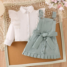 Cargar imagen en el visor de la galería, Camisa con volado blanco y jardinera corderoy con cinto verde
