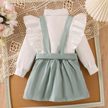 Cargar imagen en el visor de la galería, Camisa con volado blanco y jardinera corderoy con cinto verde
