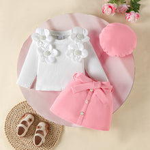 Cargar imagen en el visor de la galería, Blusa blanco con flores, pollera con cinto y boina
