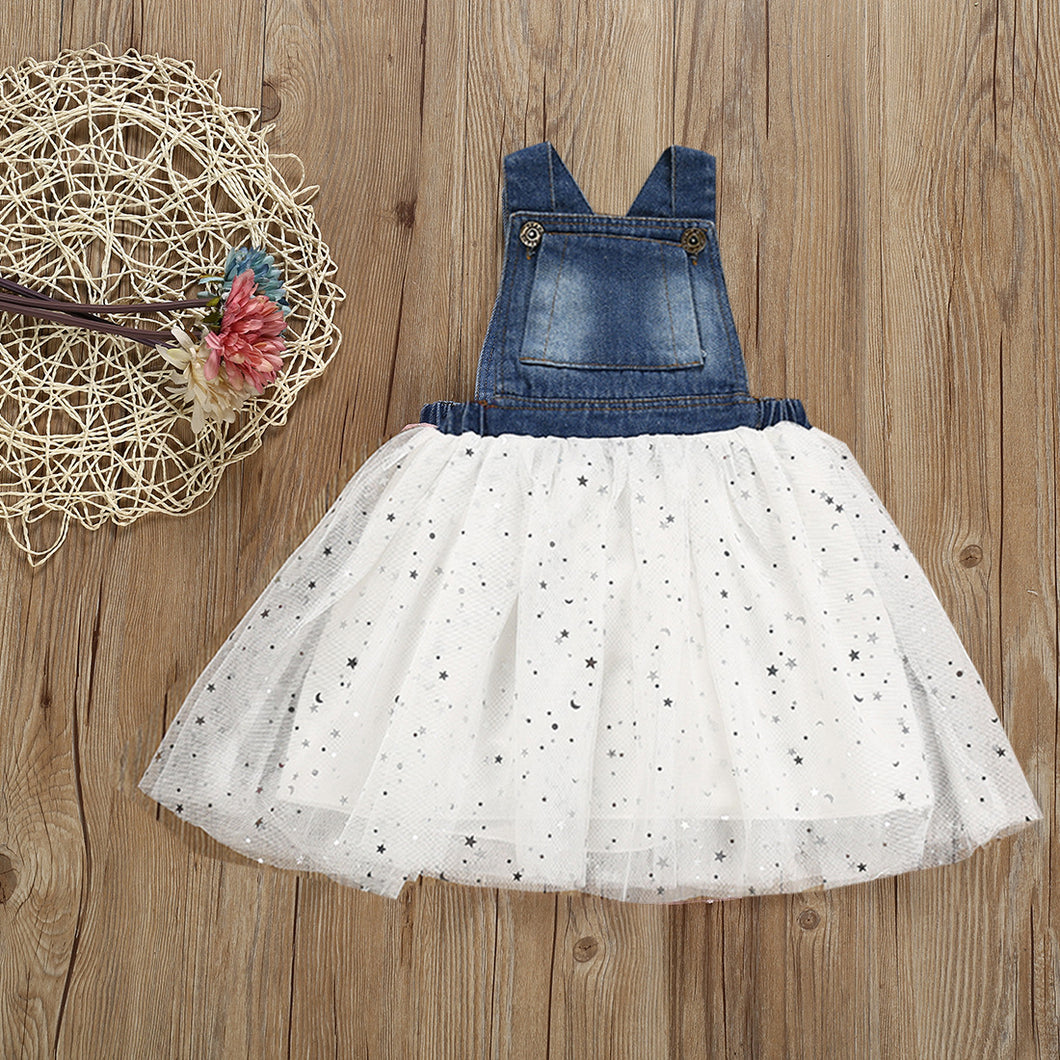 Vestido de jeans y falda de tul blanco con estrellas