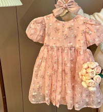 Cargar imagen en el visor de la galería, Vestido rosa con estampas de flores y moño
