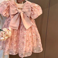 Cargar imagen en el visor de la galería, Vestido rosa con estampas de flores y moño
