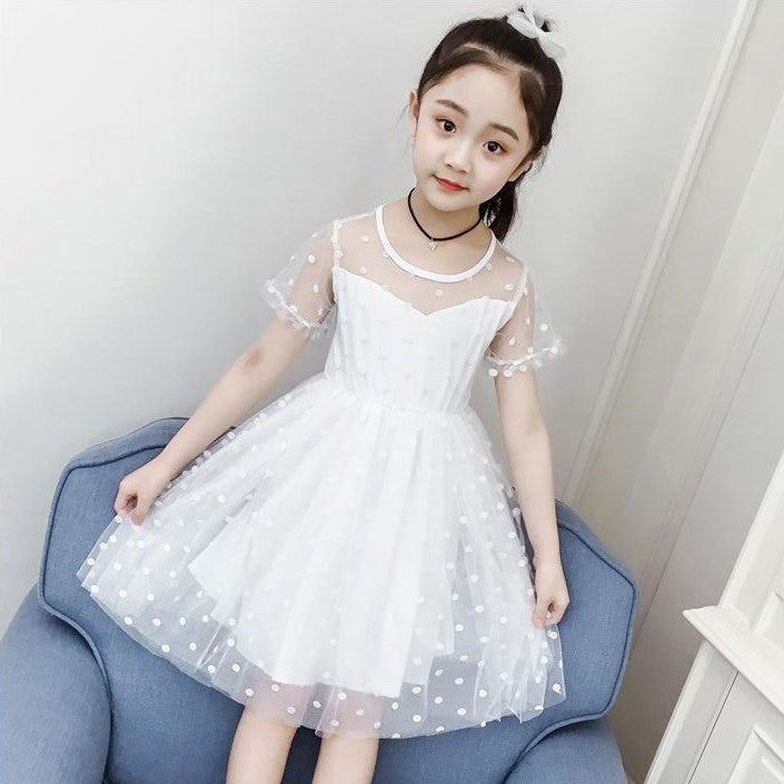 Vestido blanco de tul con transparencia y detalles de motas